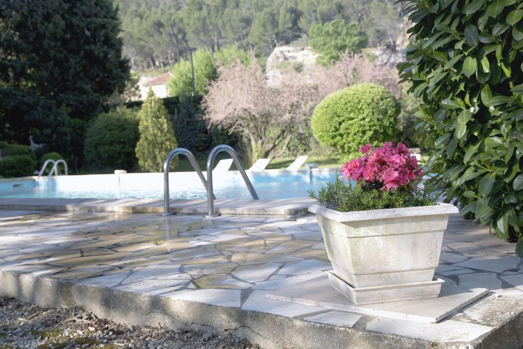 Logis Hotel Castel Mouisson Barbentane Exterior photo